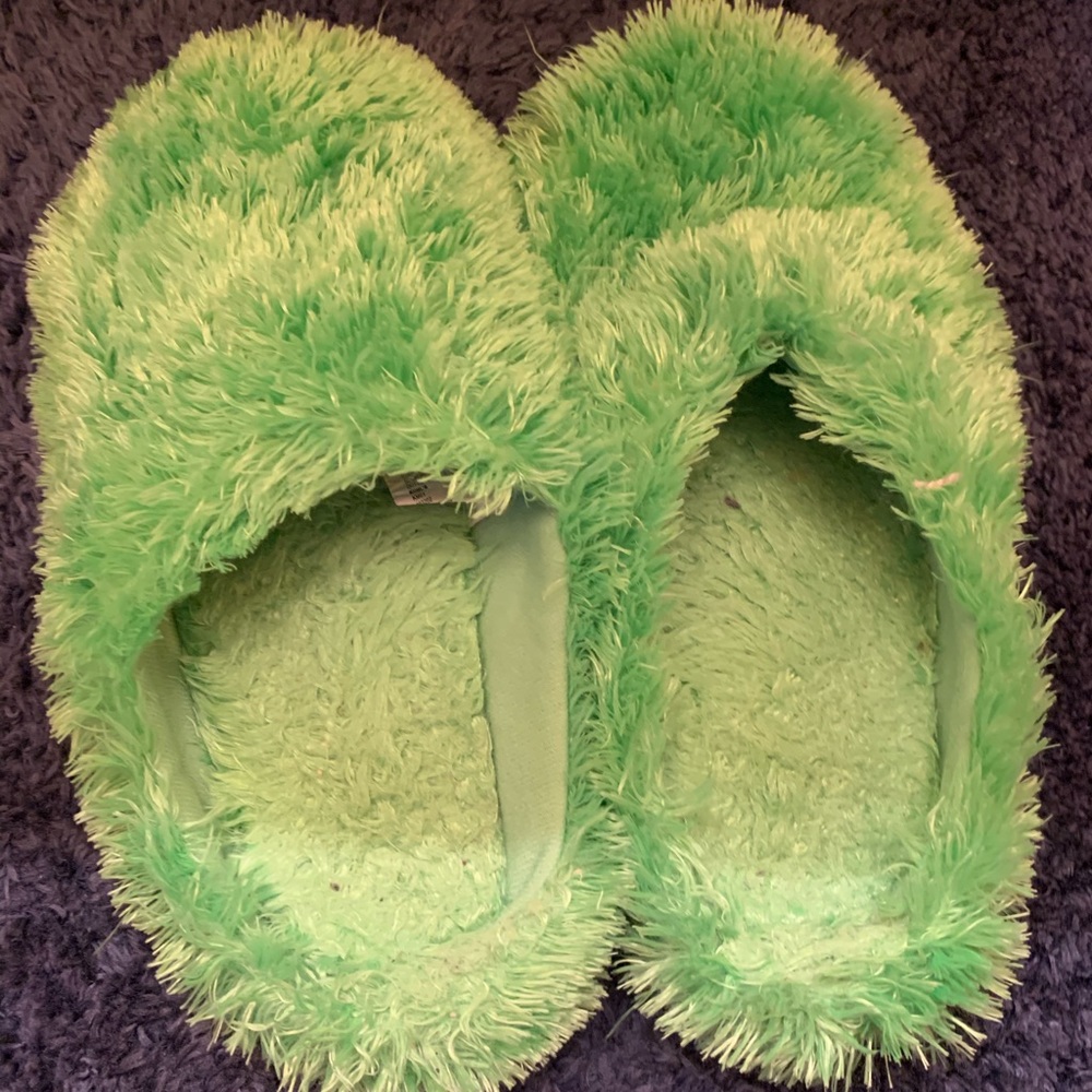 2X Pairs of Slippers
